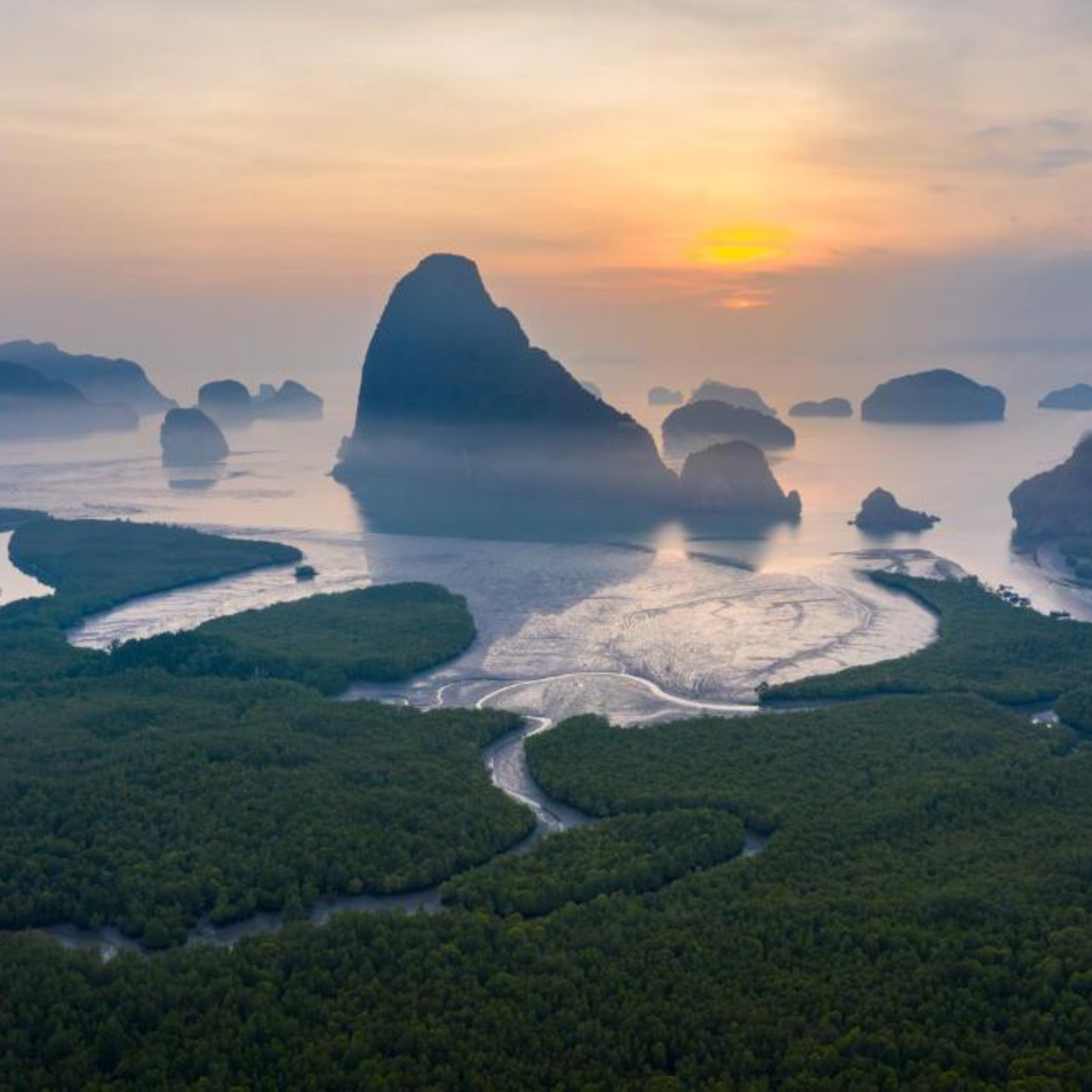 Vue sur la baie de Phang Nga en Thaïlande au coucher du soleil