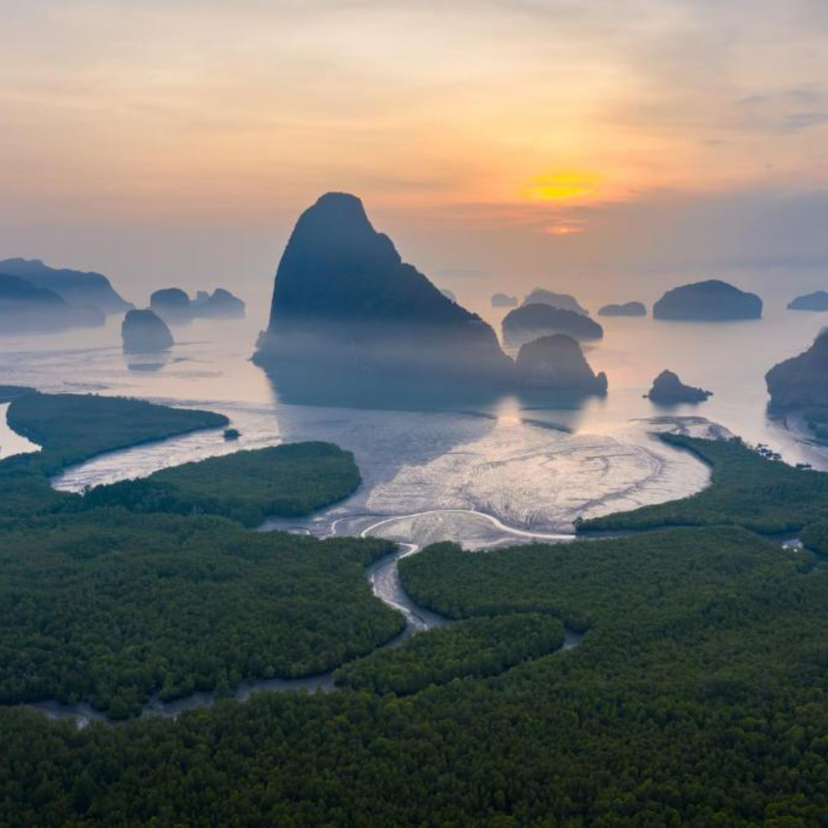 Vue sur la baie de Phang Nga en Thaïlande au coucher du soleil